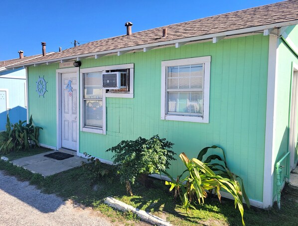 Welcome to Rip Tide!  This 2 BR cottage has a kitchenette, and a dining area.