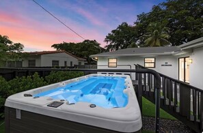 8 Person Hot Tub