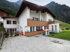 Außenseite Ferienhaus [Sommer]