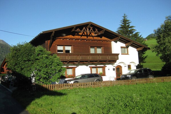 Außenseite Ferienhaus [Sommer]
