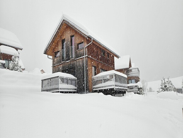 Außenseite Ferienhaus [Winter]