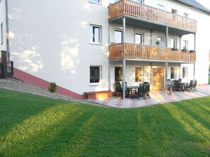 Stugans exteriör [sommar]
