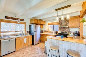 Kitchen | In-Unit Laundry | Central Heating & A/C | 4 Mi to High Desert Museum