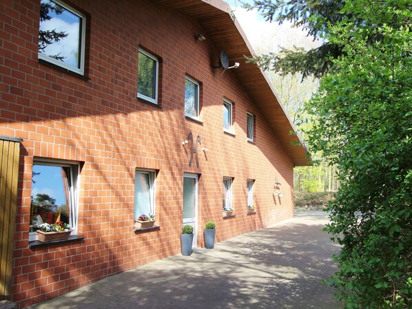 Stugans exteriör [sommar]