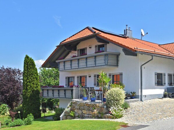 Außenseite Ferienhaus [Sommer]