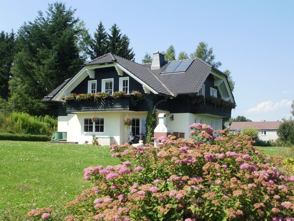 Außenseite Ferienhaus [Sommer]