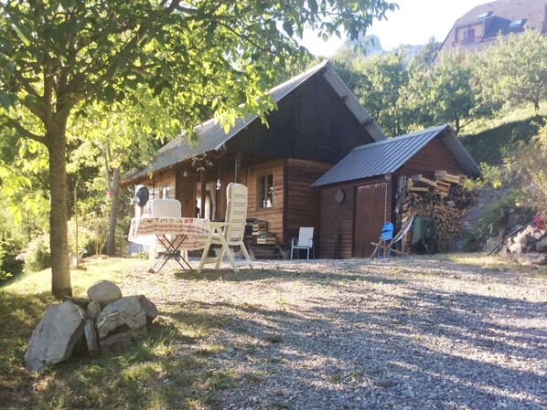 Stugans exteriör [sommar]