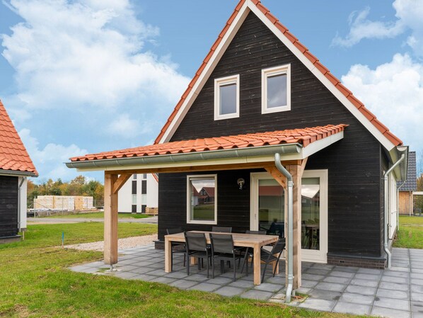 Stugans exteriör [sommar]