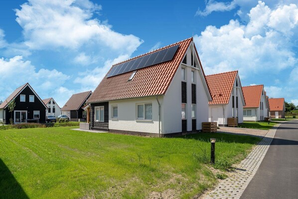 Stugans exteriör [sommar]