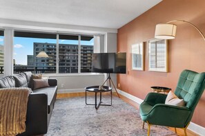 Picture yourself relaxing in this cozy living room, with plenty of space for you to stretch out and feel at home. Whether you’re catching up on your favorite shows or having a chat with friends, this room is all about comfort.