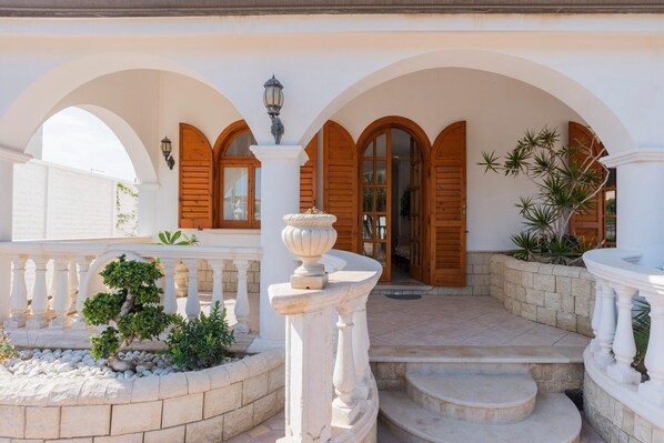 Entrance / Reception