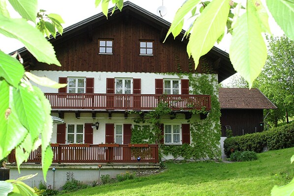 Außenseite Ferienhaus [Sommer]