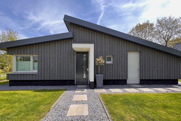 Außenseite Ferienhaus [Sommer]