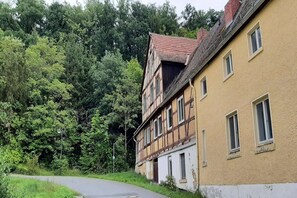 Stugans exteriör [sommar]