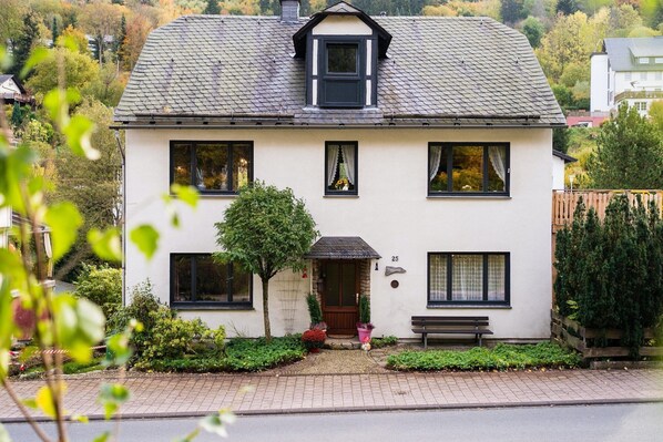 Außenseite Ferienhaus [Sommer]