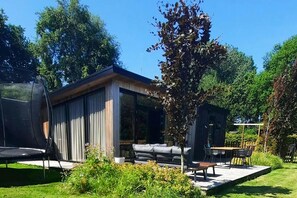 Stugans exteriör [sommar]