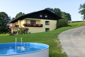 Stugans exteriör [sommar]