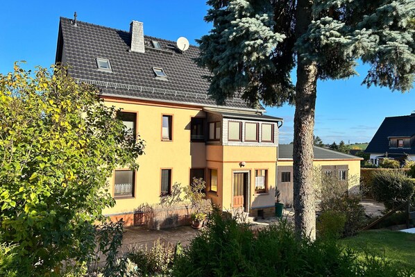 Stugans exteriör [sommar]