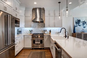 Black Rock Ridge 14457: Sleek countertop with modern appliances, perfect for culinary creations.