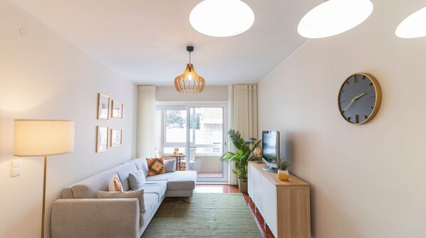 Experience the joy of sunlit serenity in our welcoming living room. #SerenitySpace #WelcomingHome