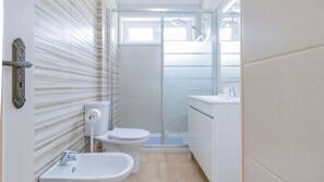 Indulge in the comfort of our pristine bathroom oasis – a true haven of cleanliness. #PristineOasis #CleanlinessMatters