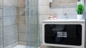 Experience the ultimate in comfort in our well-appointed bathroom, featuring a shower for a relaxing end to your day. #bathroom #shwoer