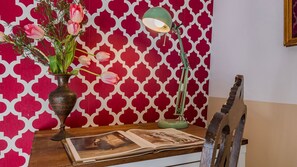 Some classic decoration, bright colors and attention to detail that compose this amazing apartment #decor #lisboa #pt #portugal