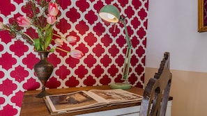 Some classic decoration, bright colors and attention to detail that compose this amazing apartment #decor #lisboa #pt #portugal