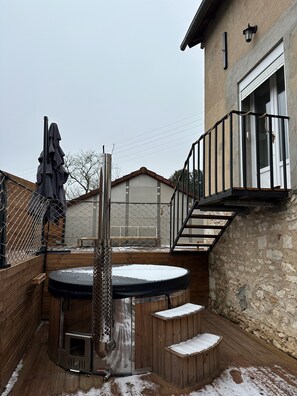 Outdoor spa tub