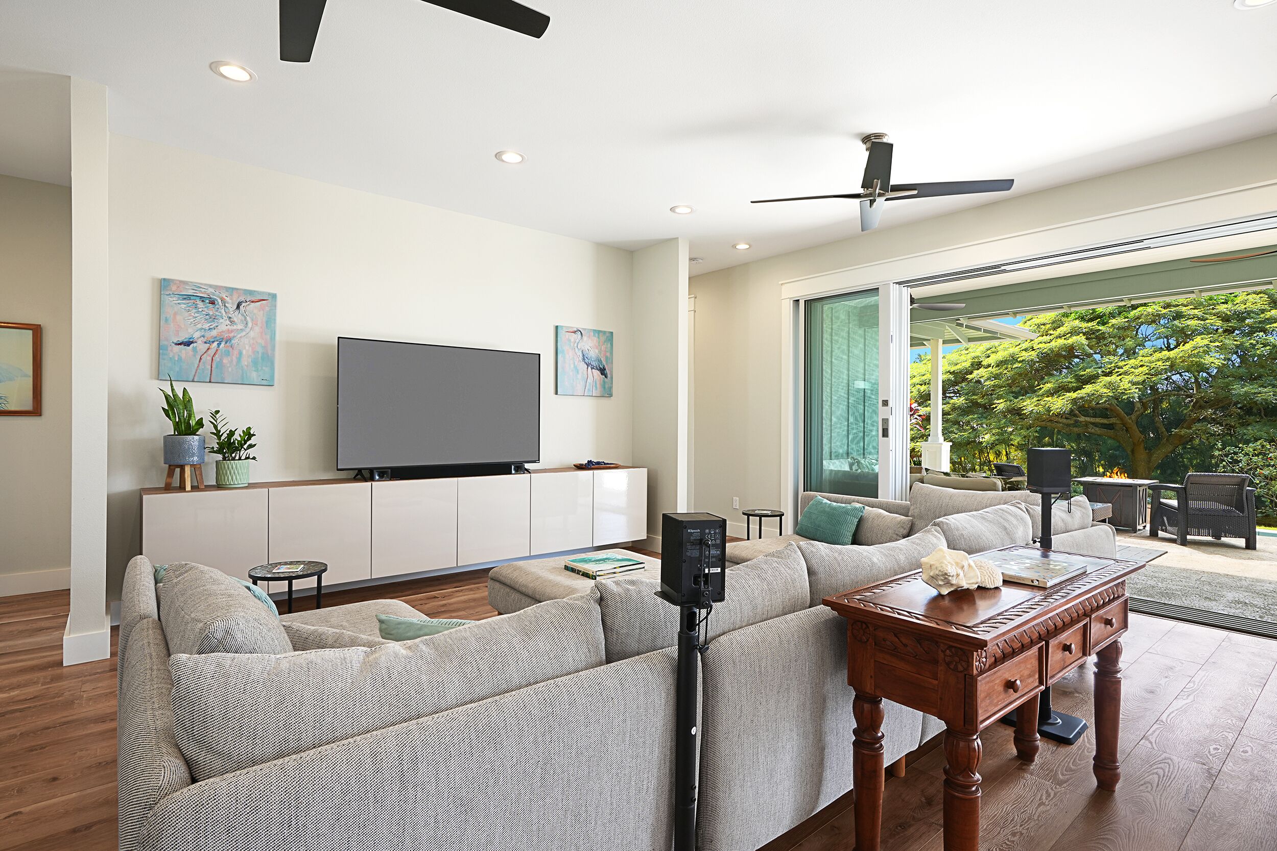 JC Surf House: Elegant 5BR w/ Pool, BBQ & Ocean Views