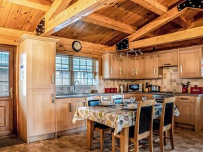 Open plan living space | 4 Lakeview Lodge, Boston