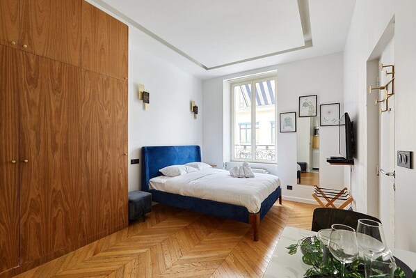 pièce principal avec un lit double