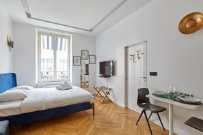 pièce principal avec un lit double