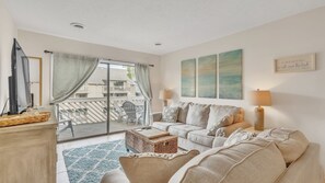 Home Decor, Furniture, Indoors, Living Room, Couch
