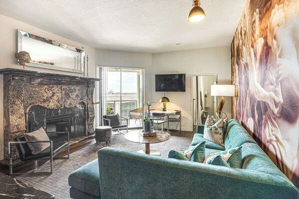 Long Beach Vacation Rental | 2BR | 2BA | Step Free via Elevator | 960 Sq Ft