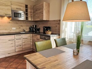 Möbel, Flooring, Interior Design, Holz, Cabinetry, Küche, Countertop, Fussboden, Stuhl, Küchengerät
