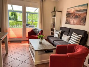 Möbel, Interior Design, Flooring, Holz, Fussboden, Couch, Wohnzimmer, Zimmer, Tabelle, Beleuchtung