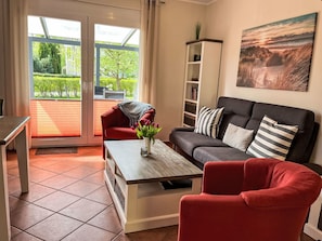 Möbel, Interior Design, Flooring, Holz, Fussboden, Couch, Wohnzimmer, Zimmer, Tabelle, Beleuchtung