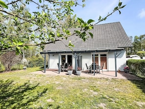 Maison, Toit, Domicile, Chalet, Arbuste, Porte, Biens, Ombre, Jardin, Pelouse