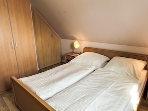 Lit, Chambre, Drap De Lit, Literie, Bois, Sol, Sol, Design Intérieur, Meubles, Cadre De Lit
