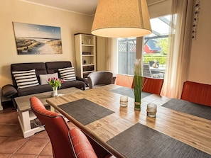 Meubles, Design Intérieur, Sol, Chaise, Table, Bois, Sol, Pièce, Table Cuisine Et Salle A Manger, Salle À Manger