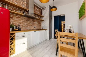 Independent kitchen with a dining area
