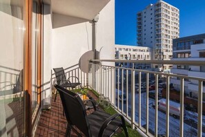 A balcony with chairs and a table where you can enjoy your coffee outdoors. The balcony overlooks the surroundings. 