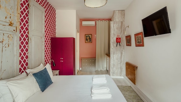 A comfortable area, with a natural light that brights up the colors of the room #relax #comfort #lisbon #pt #portugal