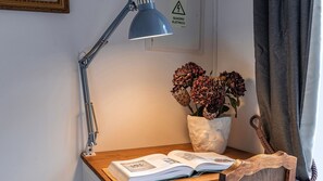 Some classic decoration, bright colors and attention to detail that compose this amazing apartment #decor #lisboa #pt #portugal