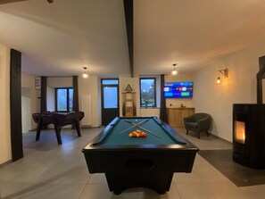 Salle de jeu avec billard et babyfoot, TV connectée 140cm et enceinte bluetooth