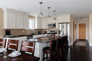 Kitchen with Large island