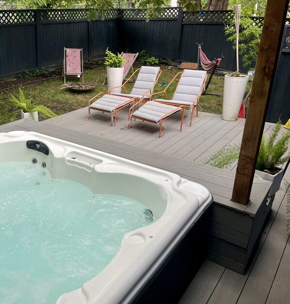 Outdoor spa tub