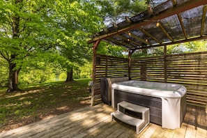 Lake breezes & hot tub bliss—nature's comfort!