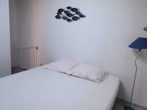 Chambre à l'étage avec barrière de sécurité pour jeunes enfants